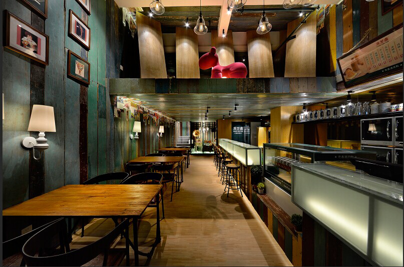 　　餐廳裝修是至關重要的，許多顧客消費不單純就是來吃東西，有時候喜好一個良好的飲食環境。餐廳的裝修必須要有藝術創意風格的講究這樣才能博人眼球吸引顧客，隨著著中國社會經濟的高速發展，有部分中國人都越來越崇媚揚外，藝術時尚風格都偏向國外，什么西餐廳、壽司店、披薩店等等。在中國會有很多特色的西餐廳，不僅吸引外國客人，大多數還是吸引的中國客人，中國人喜歡這種對外國文化風情的新鮮感，都想嘗試一下外國美食和文化。中國就有龐大的消防者群體，許多外國和中國投資者都開始了自己的創業之夢，特色餐廳現在也逐漸成為主流形式，餐廳的裝修需求也越來越多，下面華發小編帶您了解一下特色餐廳裝修要點。